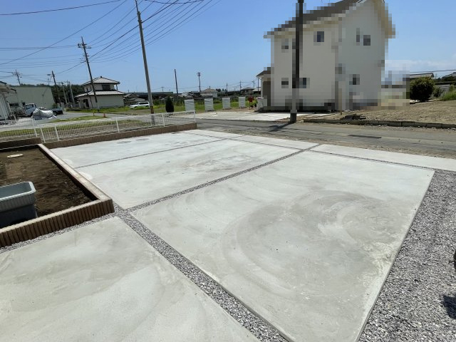 第3藤岡立石（全1棟）1号棟の駐車場|車の出し入れもラクラクなカースペース及び広々な前面道路です。 車の運転が苦手な奥様もこれなら安心です(^▽^)/