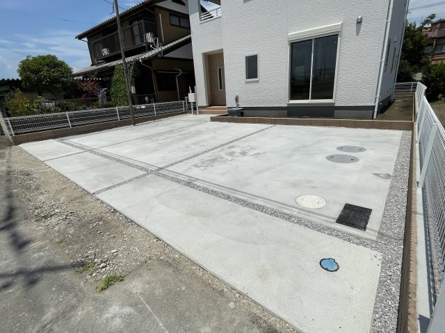 第3藤岡立石（全1棟）1号棟の駐車場|車の出し入れもラクラクなカースペース及び広々な前面道路です。 車の運転が苦手な奥様もこれなら安心です(^▽^)/