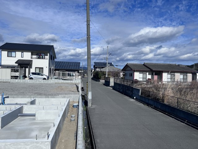 平下平窪5期4棟の前面道路含む現地写真