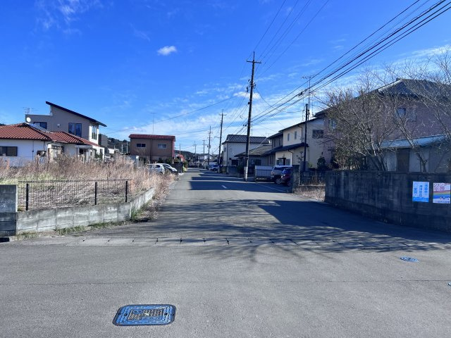 平下平窪5期4棟の前面道路含む現地写真