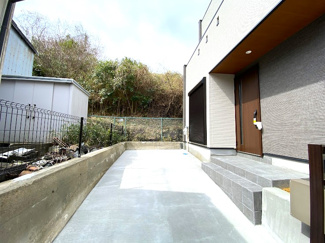 【駐車場】 | 駐車場と、玄関の様子☆