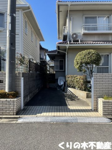 【駐車場】 | 東門５丁目　貸家 | 駐車場があるので、車を買う予定の方も安心です