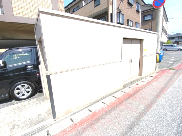 エバーライフ箱崎第6のその他共用部分|ゴミ捨て場はドア付きなので・猫などに荒らされる心配なしです！