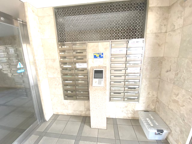 エバーライフ箱崎第6のエントランス|エントランスホール前に、オートロックと郵便ポストがあります！