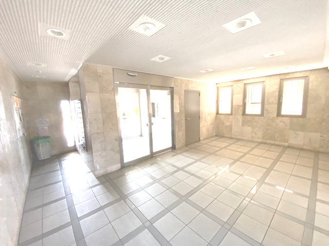 エバーライフ箱崎第6のエントランス|エントランスホールは広々としていて、日当たりも良好です！