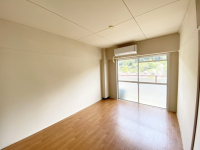 【居間・リビング】 | ヴィラナリー由良1 | ※同物件、別のお部屋の写真です。