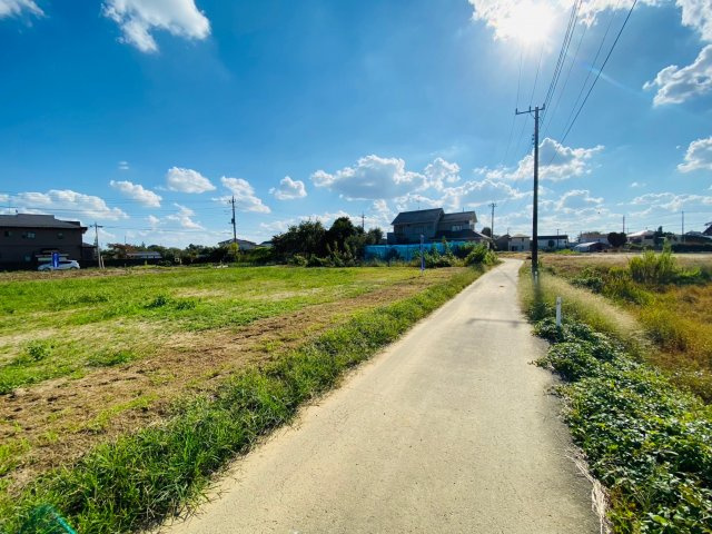 越谷市向畑　売地の前面道路含む現地写真