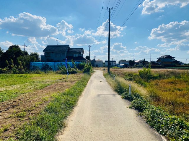 越谷市向畑　売地の前面道路含む現地写真