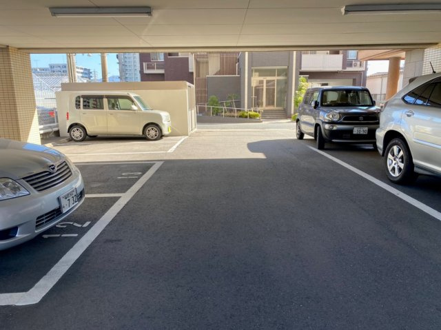 アムール箱崎の駐車場