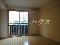 船橋市東船橋１丁目のアパートの居間・リビング