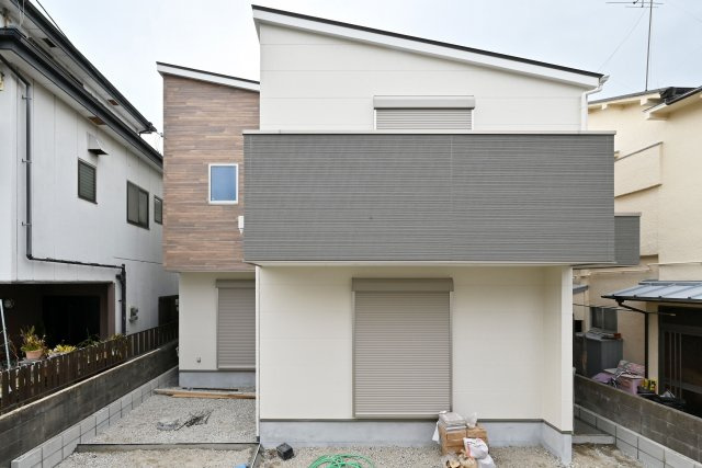 伊丹市鴻池2丁目新築戸建｜自由設計対応の専用収納豊富な3階建て3LDKの外観|最新の同社施工例のモデルハウス外観写真です。