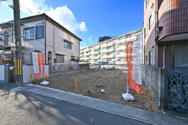 伊丹市鴻池2丁目新築戸建｜自由設計対応の専用収納豊富な3階建て3LDKの外観|鴻池2丁目に位置する整形地に近いきれいな土地で新築戸建が誕生。裏手は広い駐車場の為南北に抜けた通風良好の隣接状況です。