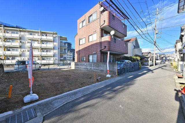 伊丹市鴻池2丁目新築戸建｜自由設計対応の専用収納豊富な3階建て3LDKの前面道路含む現地写真|現地外観含む前面道路を東向きに撮影した写真です。道路は西向き一方通行道路（写真奥から向かってくる一方通行道路）です。