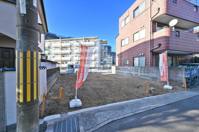 伊丹市鴻池2丁目新築戸建｜自由設計対応の専用収納豊富な3階建て3LDKの外観|南側から撮影した現地外観写真です。手前の電柱が入出庫に関わるため、自由設計の際に車庫部分の配置はよくご検討下さい。