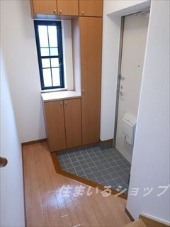 安芸高田市八千代町下根のアパートの玄関|シューズボックス