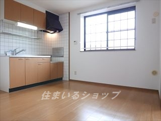 安芸高田市八千代町下根のアパートの居間・リビング