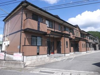 安芸高田市八千代町下根のアパートの外観