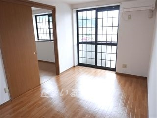 安芸高田市八千代町下根のアパートの居間・リビング|エアコン付き