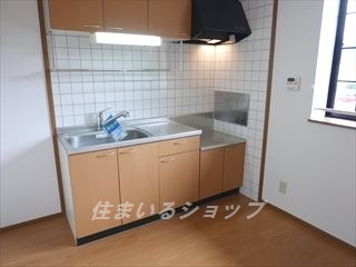 安芸高田市八千代町下根のアパートのキッチン