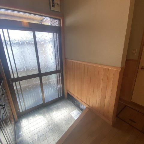 登別市登別東町4丁目43-4戸建の玄関|収納もある玄関です