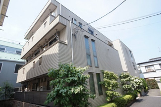 【外観】 | 通りから少し奥まった場所に立つ3階建てヘーベルメゾンです