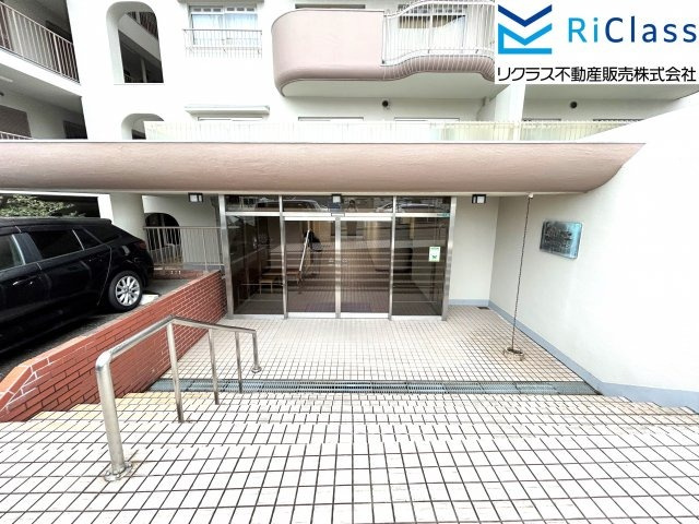 朝日ヶ丘レックスマンション2号棟のエントランス|ゆとりのあるエントランスです