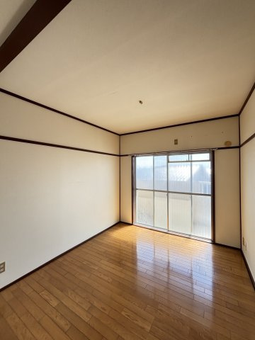 茜屋マンションの洋室