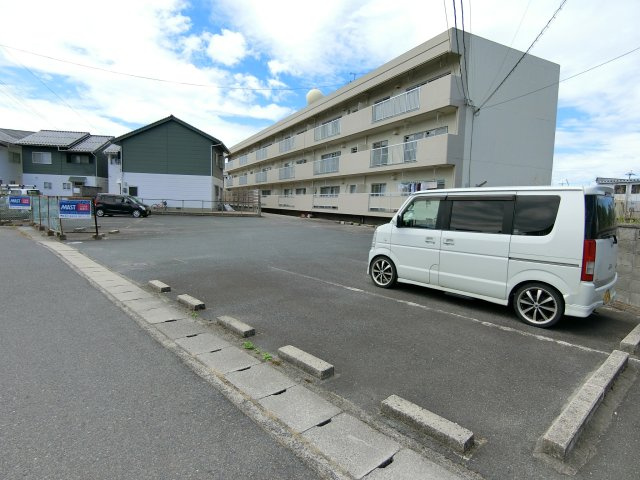 茜屋マンションの駐車場