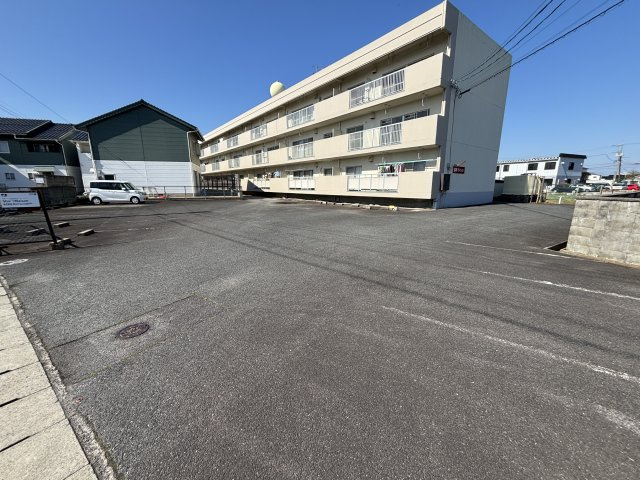 茜屋マンションの駐車場