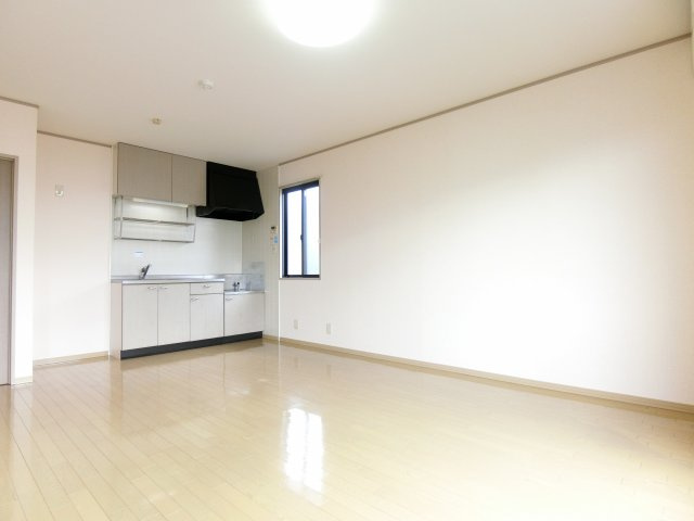 【居間・リビング】 | ヴェルドミール M | １１．５帖のＬＤＫ。角部屋で２面に窓があります。