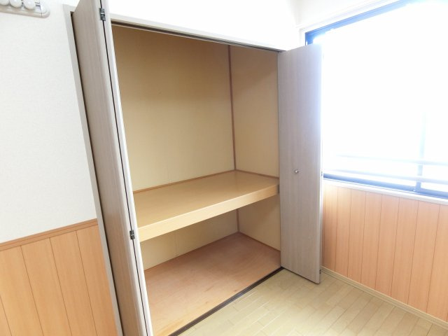 【設備】 | ヴェルドミール M | 洋室にも収納付きです。