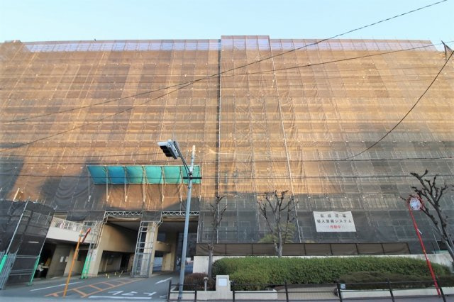 関目グリーンハイツD棟の外観|大規模修繕工事中です。