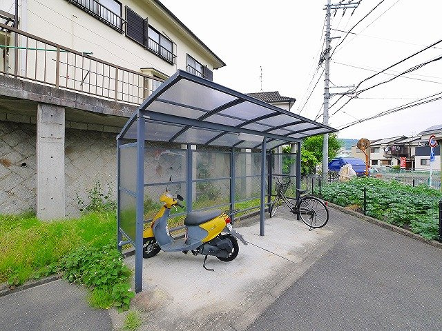 カラコレスのその他共用部分|屋根付き駐輪場スペースです