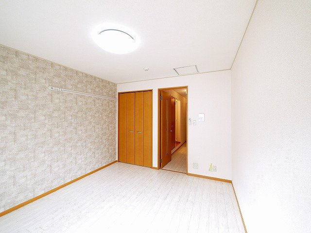 カラコレスの洋室|明るい洋室です