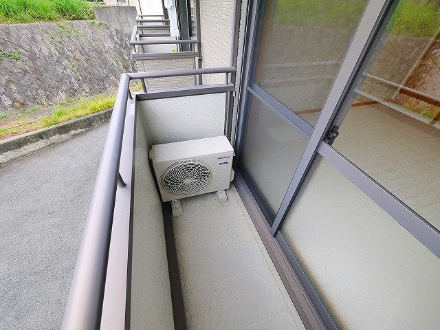 カラコレスのバルコニー|外からの目が気にならないバルコニーで洗濯物が干せます