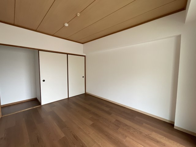 【居間・リビング】 | 床も壁紙も張り替えて綺麗です！