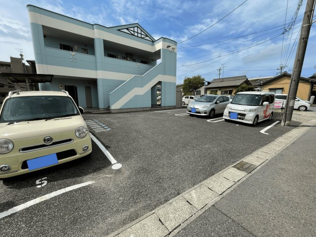 ボヌール鍋山の駐車場