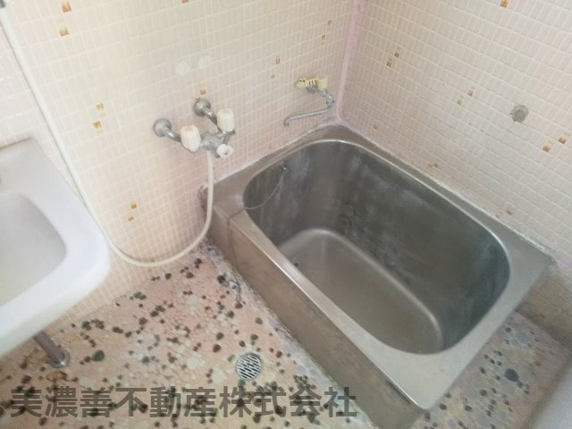 ６０２５３　岐阜市三田洞東戸建の浴室