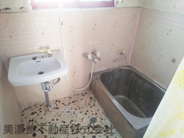 ６０２５３　岐阜市三田洞東戸建の浴室