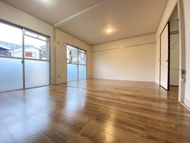 ヴィラナリー千代田9号棟の居間・リビング|モデルルーム写真