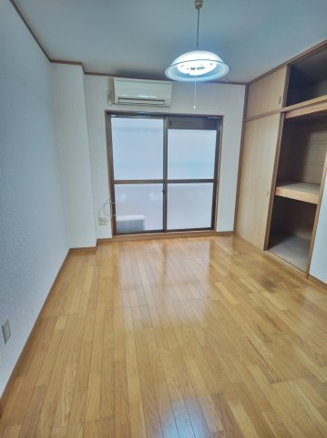 【洋室】 | カトレアハイツ門真 | コンパクトで使いやすい洋室です