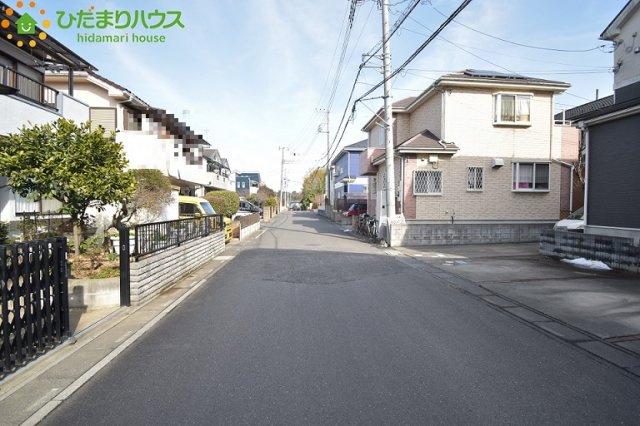桶川市坂田西3丁目　中古一戸建ての前面道路含む現地写真|前面道路6ｍ！車の出し入れも安心してできます