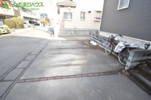 桶川市坂田西3丁目　中古一戸建ての前面道路含む現地写真|カースペース2台駐車可能！