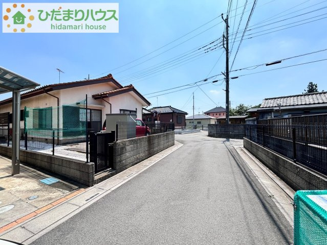 鴻巣市原馬室　中古一戸建ての前面道路含む現地写真