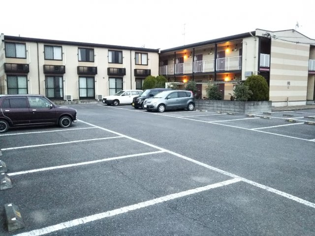 レオパレスTMBrickの駐車場