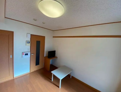 【居間・リビング】 | ミヨシ | ※参考写真　現況優先
１階はフローリング、２階以上はカーペットになります