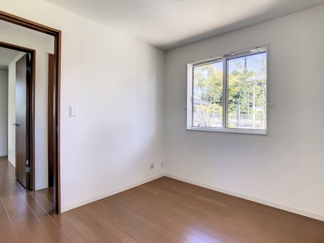 風と光が織りなす家の洋室