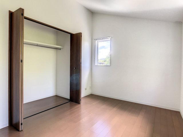 風と光が織りなす家の洋室|大きなクローゼット付きのお部屋

