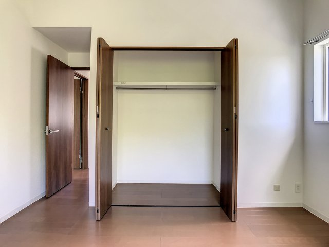 風と光が織りなす家の洋室|服を吊るして収納できるのが嬉しい！