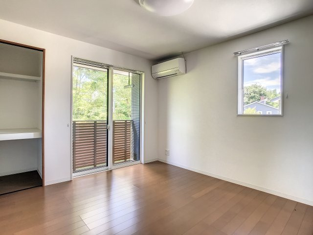 風と光が織りなす家の洋室|バルコニー付きのお部屋＾＾